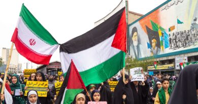 어느 게 더 옳은가? “세계의 노동자와 억압받는 민족들이여, 단결하라!”인가, 아니면 “세계의 노동자들이여, 단결하라!”인가?